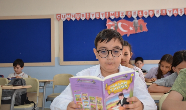Atatürk'ü örnek aldığını söyleyen çocuk, dört yılda beş bin kitap okudu