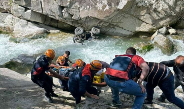 ATV ile dereye yuvarlanan gençlerin imdadına AFAD yetişti