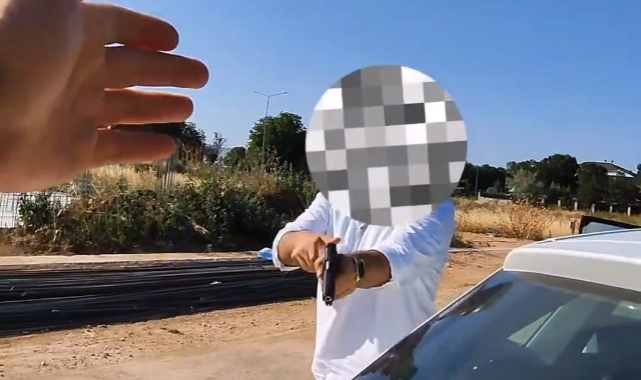 Aynasını kıran motosikletliye böyle silah çekti!