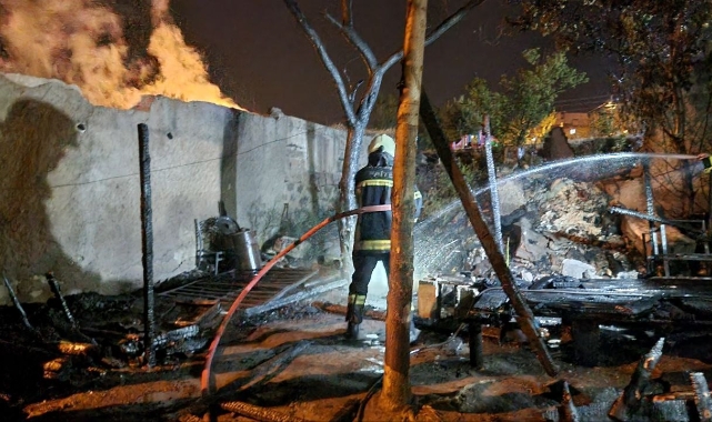 Bahçesindeki odunların alev aldığı evi itfaiye kurtardı
