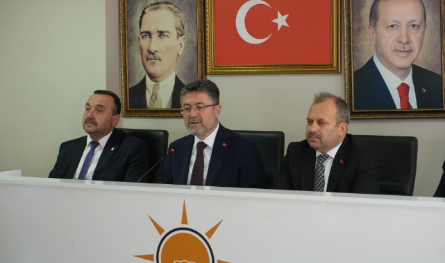 Bakan Yumaklı, AK Parti’de bayramlaşma programına katıldı