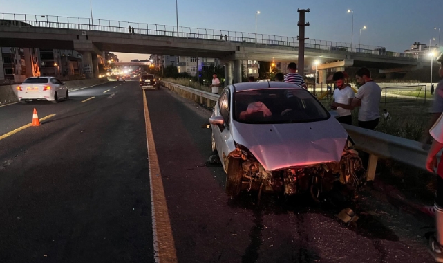 Bariyerlere çarpan otomobildeki 4 kişi yaralandı