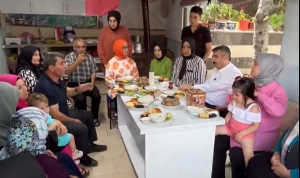 Başkan Yılmaz vatandaşın evine misafir oldu!