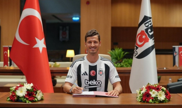 Beşiktaş Salih Uçan'la sözleşme yeniledi