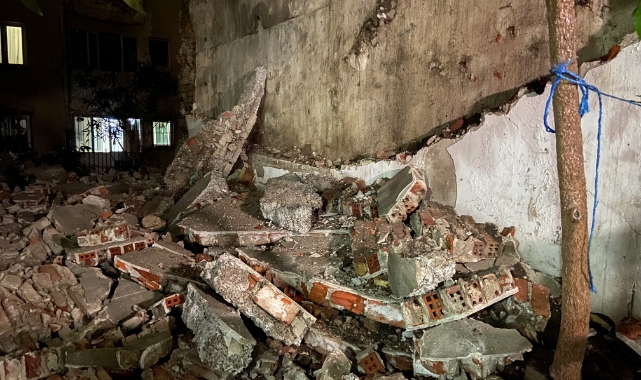 Binaların arasında kalan tarihi yapının istinat duvarı çöktü