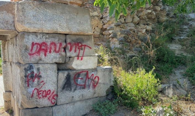 Bursa'da 2 bin yıllık tarihe sprey boyalı saygısızlık