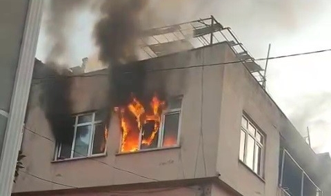 Bursa'da 3 katlı binada korkutan yangın!