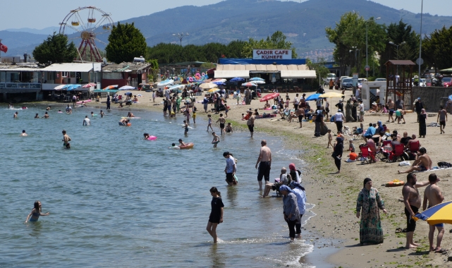 Bursa'da 9 günlük bayram tatilinin son gününde plajlar doldu taştı