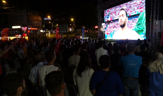 Bursa'da Ay-yıldızlıların maçı dev ekranlarda izlendi