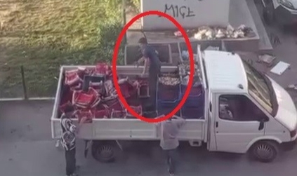 Bursa'da çilekleri kasa kasa çöpe döktü!