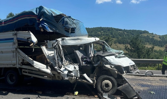 Bursa'da feci kaza! Kamyonet hurdaya döndü
