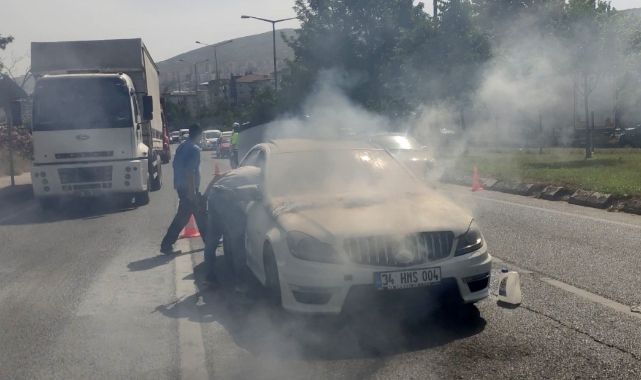 Bursa'da lüks araç seyir halinde cayır cayır yandı