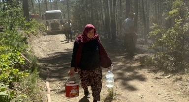 Bursa'da orman yangınında yürekleri serinleten detay