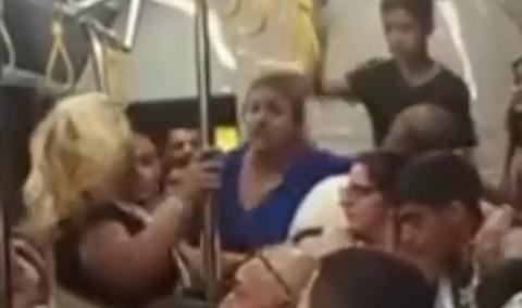 Bursa'da otobüste saç saça baş başa birbirlerine girdiler!