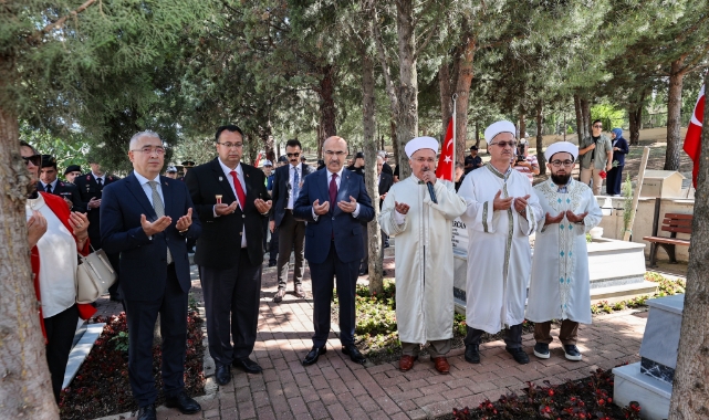 Bursa'da şehitliklerde hüzünlü bayramlaşma