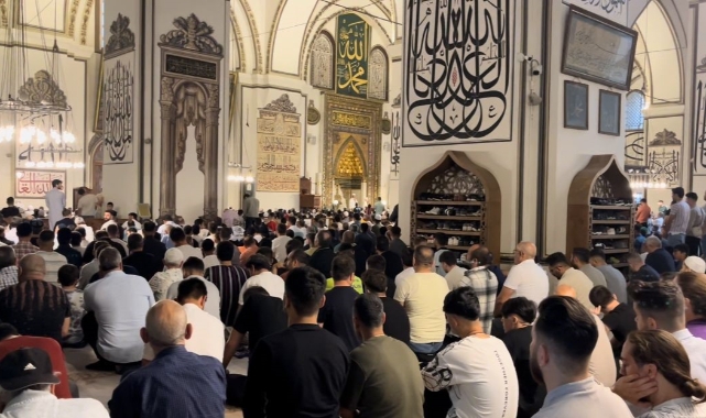 Bursa'da vatandaşlar, Ulu Cami'ye akın etti
