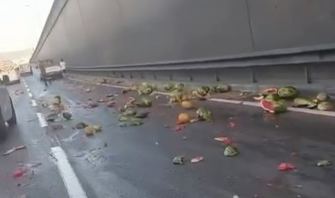Bursa'da yol kayak pistine döndü