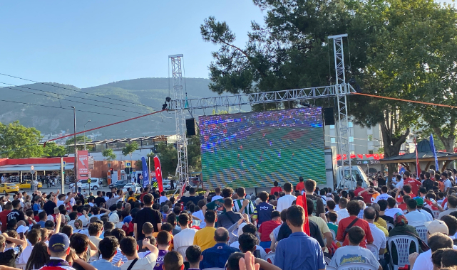 Bursalılar EURO 2024 heyecanını dev ekranlarda yaşadı!