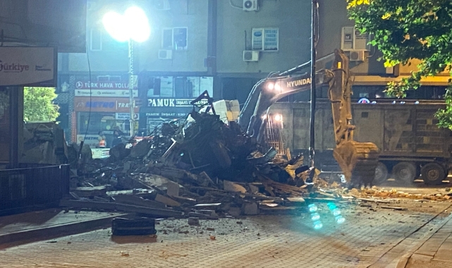 Çöken binanın yanındaki 3 katlı bina kontrollü şekilde yıkıldı
