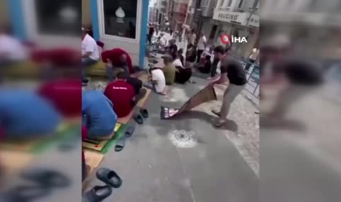 Cuma namazını kılanlara küfür etti