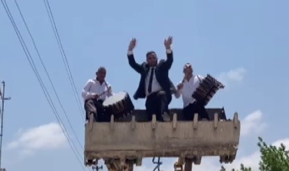 Damat, gelin almaya kepçenin kovasında davulcularla gitti