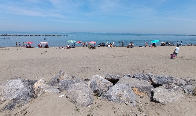 Deniz sezonu açıldı, vatandaş soluğu plajda aldı!