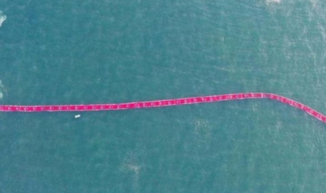 Deniz yüzeyinde 1 kilometre uzunluğunda Türk bayrağı açıldı