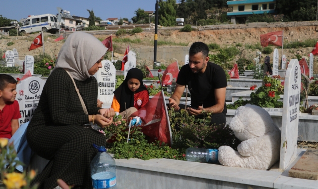 Deprem mezarlığında buruk arefe