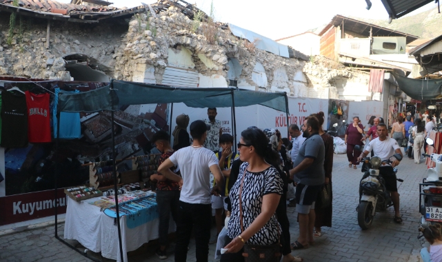 Depremin yıktığı çarşıda eski günleri aratmayan bayram alışverişi