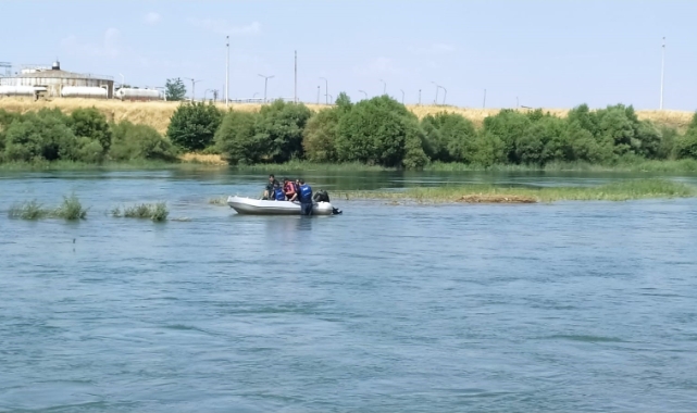 Dicle Nehri'ndeki adacıkta mahsur kalan aile kurtarıldı!