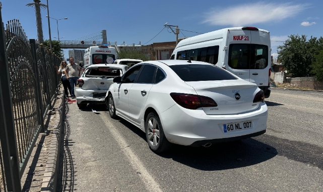 Diyarbakır’da 3 aracın karıştığı zincirleme kazada 4 kişi yaralandı
