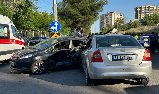 Diyarbakır’da iki otomobil çarpıştı: 2’si çocuk 7 yaralı