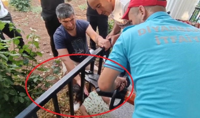 Diyarbakır'da kafası çardak demirlerine sıkışan çocuk böyle kurtarıldı!