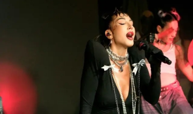 Düşük bel modasına Hande Yener de uydu!