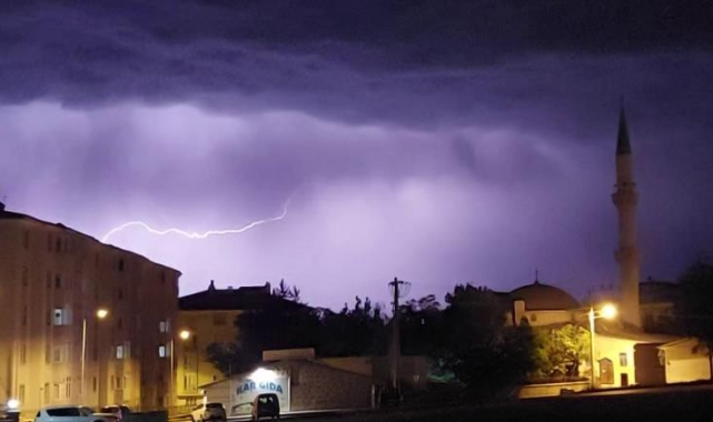Erzurum'da şimşekler geceyi aydınlattı!