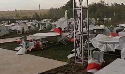Fırtınada ağaç devrildi, piknik alanı savaş alanına döndü!