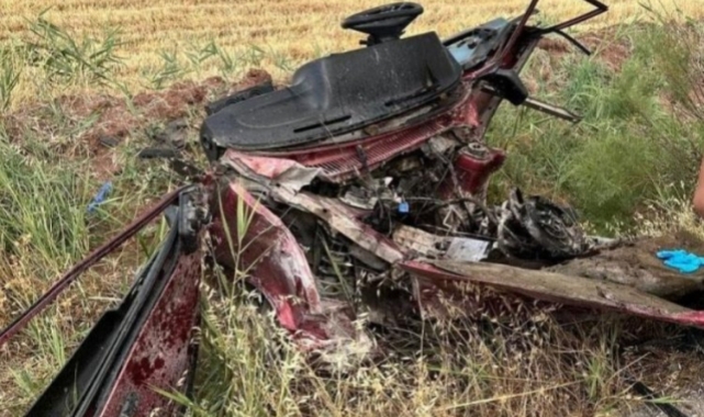 Gaziantep'te feci kaza: Otomobil resmen ikiye bölündü!