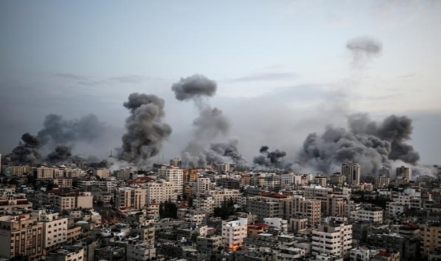 Gazze’de bombardıman altında bayram namazı
