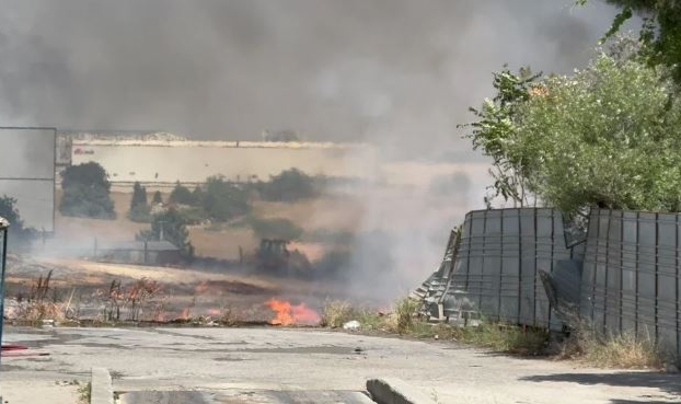 Gebze'de korkutan yangın: Akaryakıt istasyonuna sıçrama ihtimali var