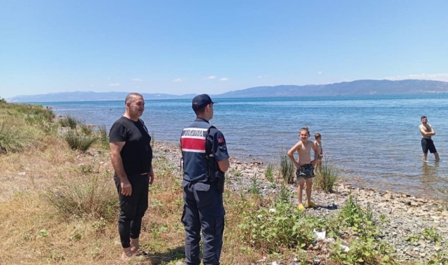 Göle girilmez tabelasına havlu asıp yüzdüler