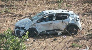 Güvenlik korucularının otomobili şarampole devrildi