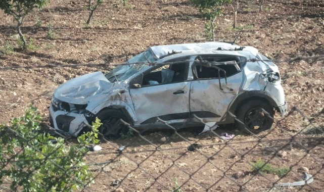 Güvenlik korucularının otomobili şarampole devrildi