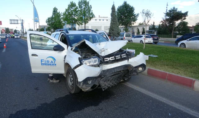 Hafif ticari araçla çarpışan minibüs refüje çıktı!