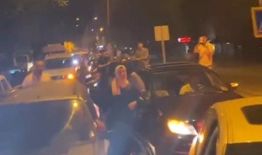 İnegöl'de yolu kapatıp çiftetelli oynadılar