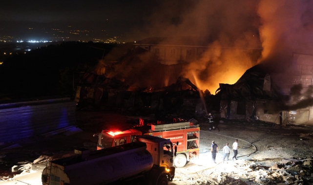 İşçilerin kaldığı 3 katlı prefabrik yatakhane yandı