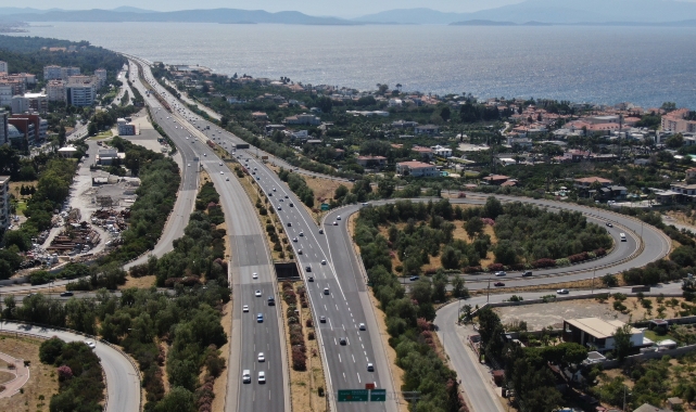 İzmir-Çeşme Otoyolu'daki yoğunluk, dron ile havadan görüntülendi