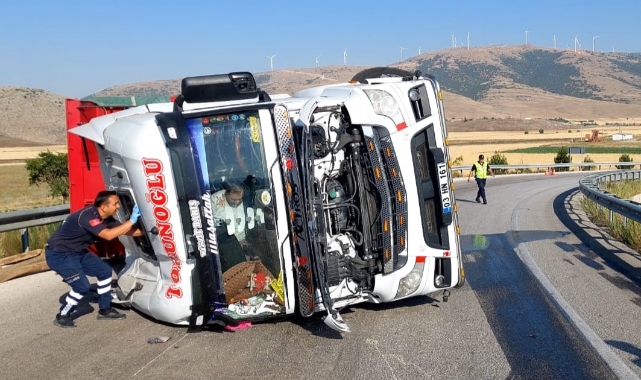 Kamyon bariyerlere çarpıp devrildi