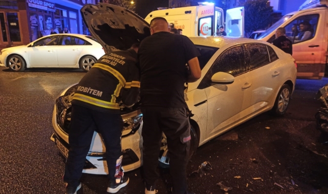 Kars'ta feci kaza! Otomobilde sıkıştılar