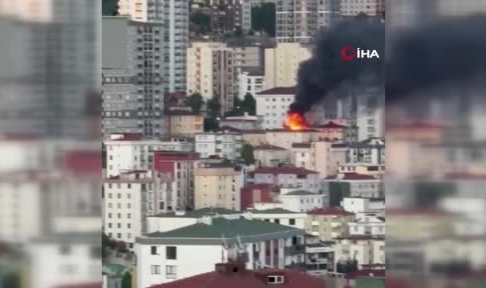 Kartal'da 5 katlı binanın çatısı alev alev yandı