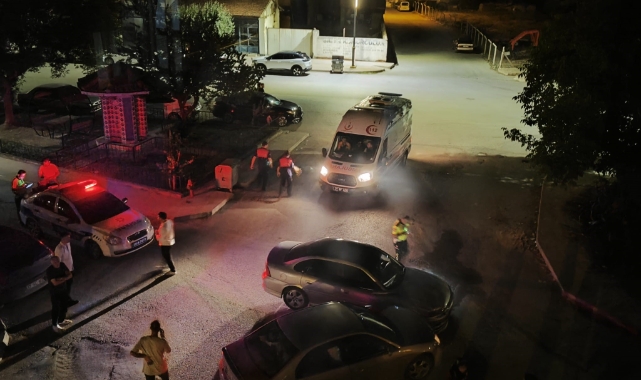 Kavşakta iki otomobil çarpıştı